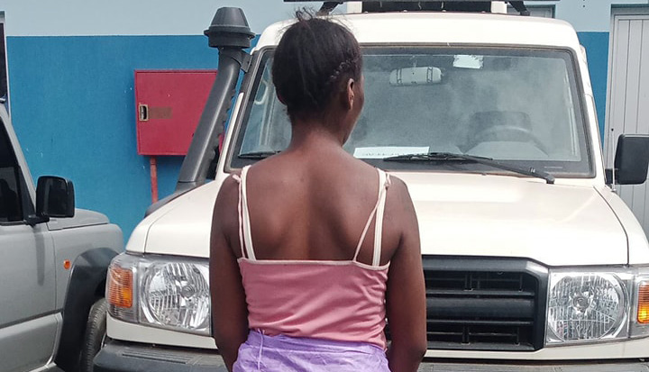 Jovem é presa acusada de matar a facada o marido