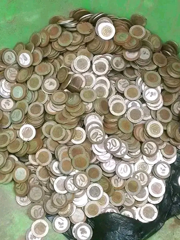 Economista diz que rejeição das moedas de 10 e 20 kz é resultado do arredondamento dos preços, BNA vai punir quem rejeita