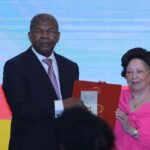 Antigos presidentes angolanos condecorados com medalha da palma militar