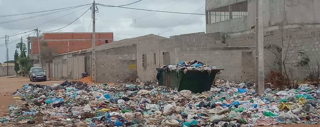 Lixo faz vistas grosas nas ruas do zango 3A, população exige recolha imediata