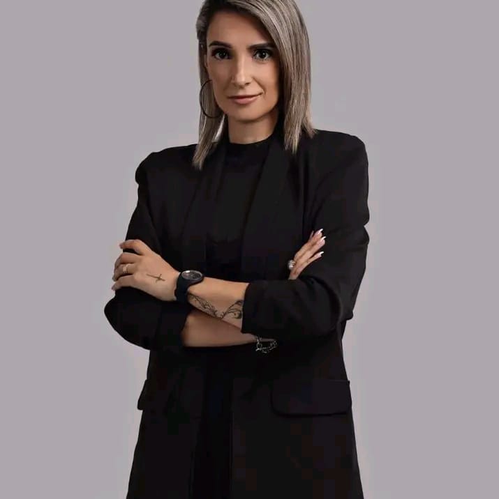 Confundiu o “contraditório com  coação”. Directora acusada de desvios de fundo processa jornalista para manter-se no cargo