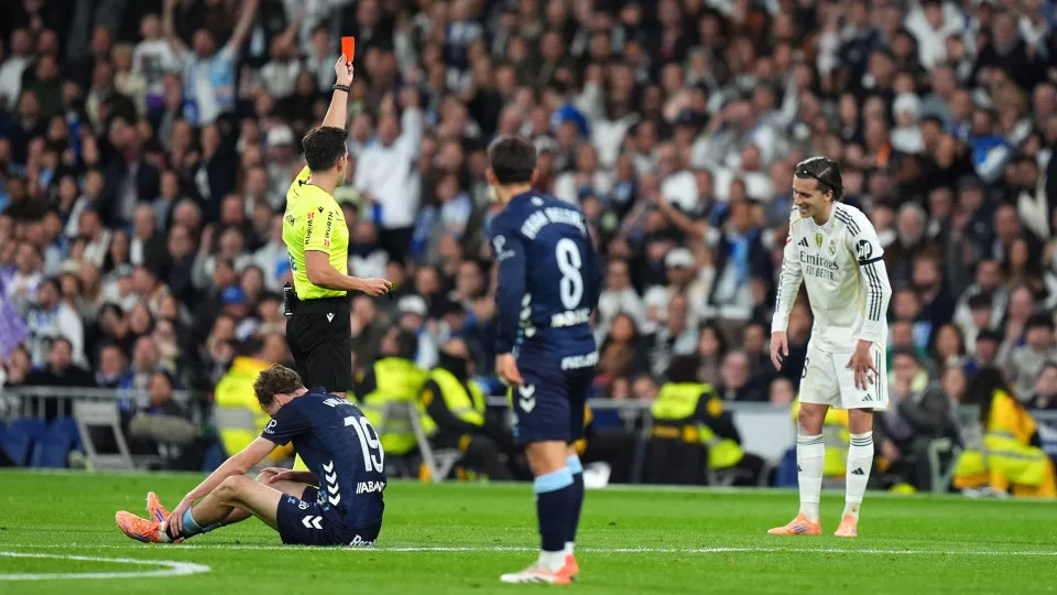 Real Madrid perde em casa e permite fuga do Barcelona